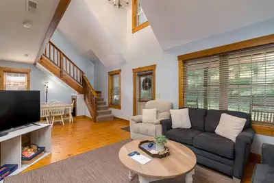 Image de Canadian Hemlock. Trailside Lodging