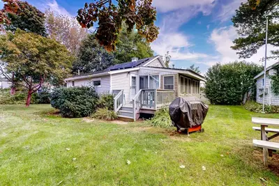 Image de Rustic and well-equipped cottage w\/gas grill, deck, large lawn - near the ocean