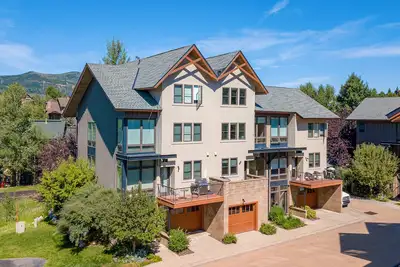 Image de Blackhawk Townhome w/ a Private Hot Tub - Walking Distance to the Base