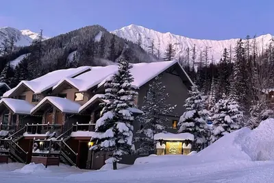 Image de Fernie Alpine Resort accommodation Thunder Ridge Chalet Truely Ski in/Ski out