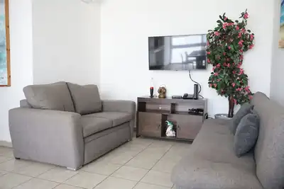 Image de Appartement sur avenue principale 4 personnes à 15 min de la plage avec climatisation et terrasse
