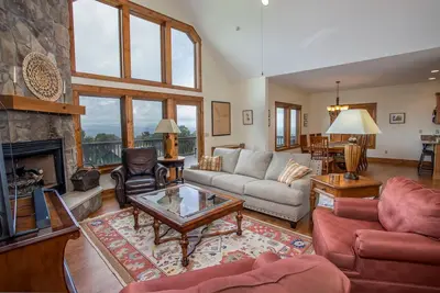 Image de Expansive Cottage Atop Appalachian Ski Mountain