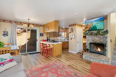 Image de ❄Close to 🎅Skypark & ⛷Snow Valley- Full Kitchen, Fireplace, Hbo Max, Netflix❄