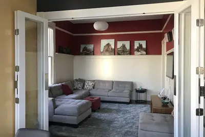 Image de 2 bed with small office 1 bath Top floor Mission Flat with yard & garage.