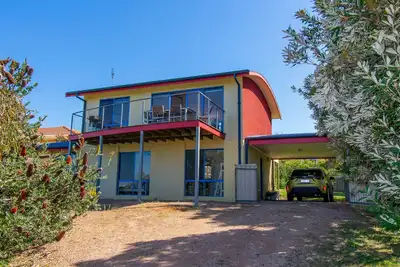 Image de A two- story house with sweeping views of Bass Strait and the North Arm.