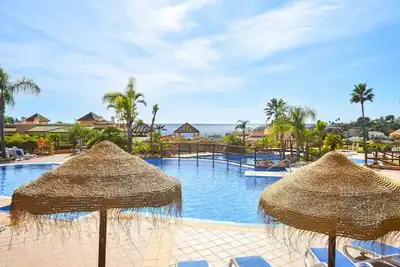 Image de Apartment with sea view, communal pool. Short drive from beach.