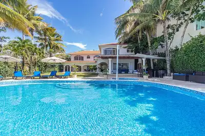 Image de Luxury beachfront complex: 2 villas, pools, billiard, table tennis, volley!
