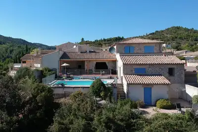 Image de Air- Conditioned 5 Bedroom Villa with Stunning Castle Views