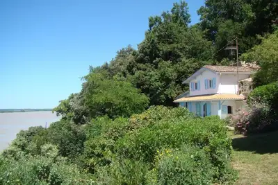 Image de Maison dans falaise face Ă l'estuaire de la Gironde