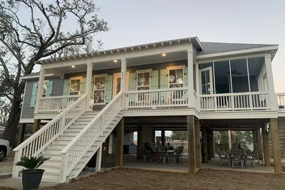 Image de Gorgeous beach home with a salt water pool. Perfect for a summer vacation!