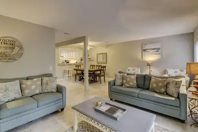 Image de Renovated villa overlooking the lagoon, minutes from Harbour Town!