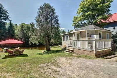 Image de A beautiful chalet by the river