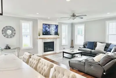 Image de New Beach House - 3 blocks to the beach with beach Badges!
