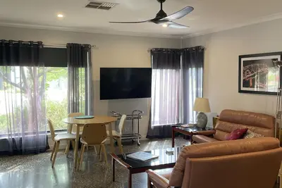 Image de Self contained accom near lake; pool, spa, deck + bbq