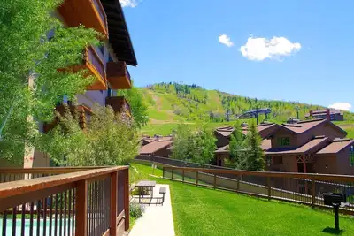 Image de Cozy Resort Escape: Hike/Bike In/Out, Panoramic Slope Views, Hot Tub, Grill, & Many Great Amenities!