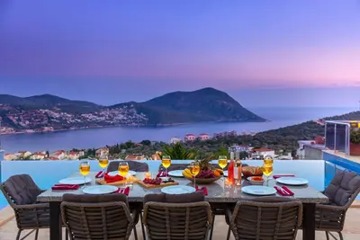 Image de luxury villa, beautifully designed, with 6 en-suite bedrooms and heated pool