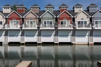 Image de Townhouse on water with boathouse!