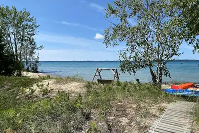 Image de Renovated house with sandy beach on the Bay 5 minutes from Elk Rapids
