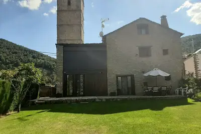 Image de House with beautiful garden