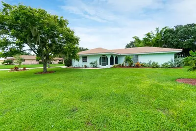 Image de Welcome to your santuary! New ‘23 rates for oversized pool and quiet corner lot.