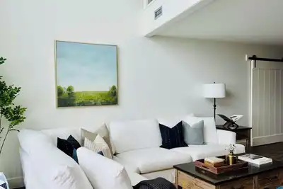 Image de Upscale Lakefront Newly Remodeled Condo