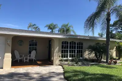 Venice Island Beach House- Walking Distance to Beach and Downtown!