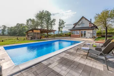 Image de Belle maison Ă Smiljan avec sauna
