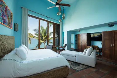 Image de Beachfront Steps from Romantic Zone: Casa Cuatro Abrazos (Upper Half)
