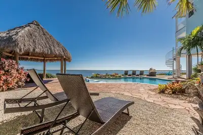 Image de Paradise Point: Your Luxurious Waterfront Getaway with Pool, Tiki, Dockage, and Dog-Friendly Perks!