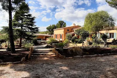 Image de Chambre privée, piscine, pool-house, cuisine d'été dans belle propriété au calme
