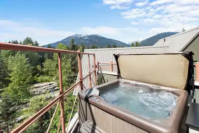 Image de Alpenglow Lodge Two Bedroom Apartment with Private Hot Tub by Mva