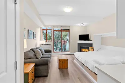 Image de Alpenglow Lodge Studio Suite with park view by Mva