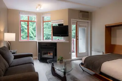 Image de Alpenglow Lodge Studio with Pool Views by Mva