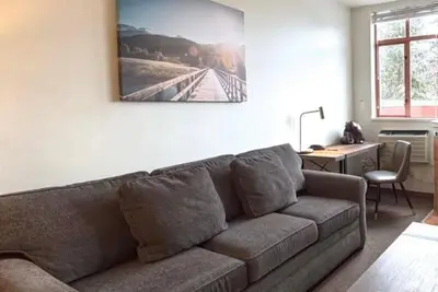 Image de Alpenglow Lodge Large Studio with Dedicated Work Space by Mva