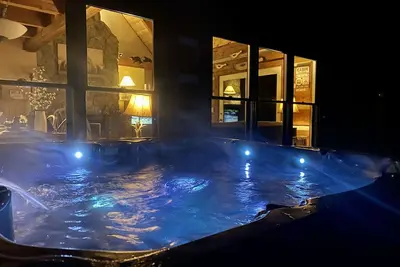 Image de Serene mountain cabin on 10 acres with hot tub, creek and waterfall near Boone!