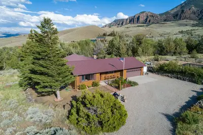 Image de Rendezvous Lodge - A secluded, western getaway in the beautiful Wapiti Valley.