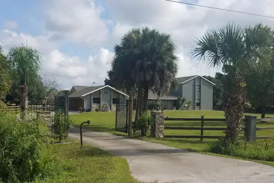 Image de Beautiful Private Home on 5 Acres in Wellington Acres Horse Community