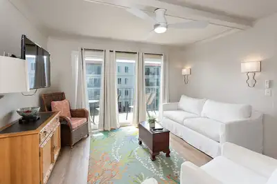 Image de Completely renovated condominium with view over the pool with ocean beyond!