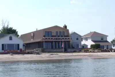 Image de Beach Brick House on Lake Ontario sandy beach front