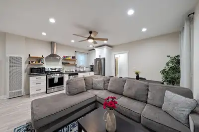 Image de Relax at a Charming West Oakland Victorian