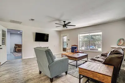 Granbury Cottage, Steps to Lake & Dock!