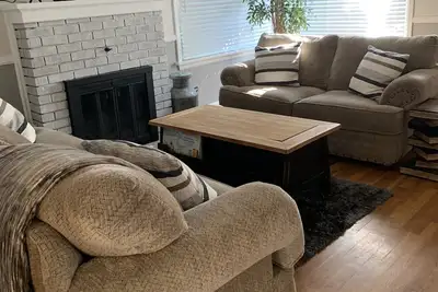 Image de Jacki Lynn’s Large Idaho Falls Downtown Brick Home. 2-3 Kings!