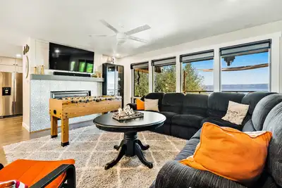 Image de Single-level, lakefront getaway with mini-bar, furnished deck & mountain views
