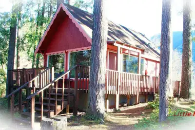 Image de Little Red Cabin ~5 min to Mt. Rainier entrance!