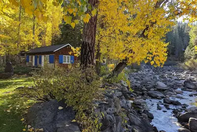 Image de Riverfront Cottage 5 Minutes from Palisades Tahoe 10 minutes to Lake Tahoe