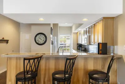 Comfortable Walk-in Golf Condo with Balcony near Shopping & Entertainment
