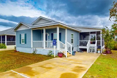 Image de Family-friendly home with central air conditioning, screened-in porch, and WiFi