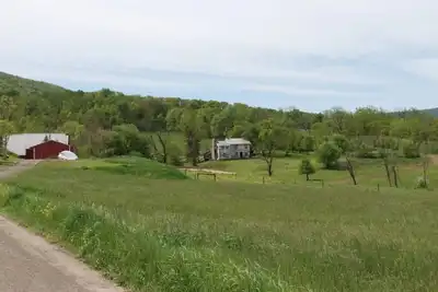 Image de Unique Colonial Log House Secluded Near White Tail