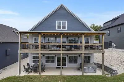 Image de Best Views-Billiards-Hot Tub-Lake Views-Free Tickets-Spacious-View of Outdoor Pool!