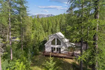 Image de Scenic House Located At The Doorstep to West Glacier National Park Entrance\n